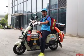 武汉一外卖小哥背着AED送外卖：希望有人需要急救时能及时赶到伸援手图片