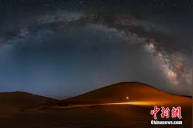 巴丹吉林沙漠“邂逅”梦幻星空图片