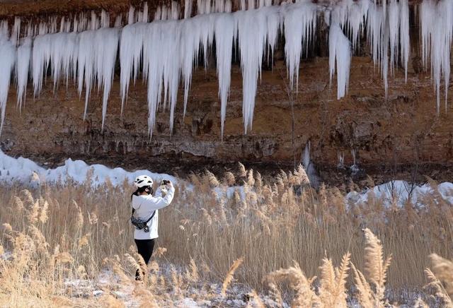 西峰区：冰瀑映峡谷 雪韵醉游人