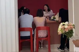 草原恋人的千里姻缘与半世纪相守：两代人的爱情在襄阳同框图片