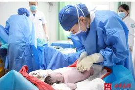 三胎孕妇岛上突发临盆，青岛西海岸新区这家医院紧急救援助其产下女婴图片