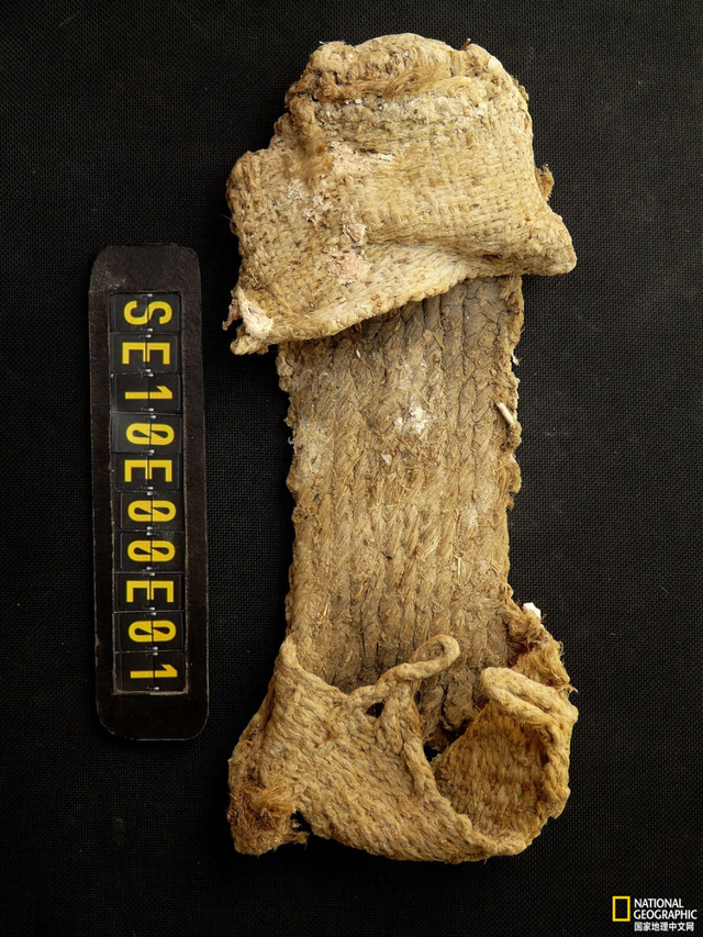 兀鹫巢出现750年前的鞋履，揭开过去一角