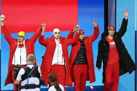 为什么大夏天的，游泳队出场要穿羽绒服？图片