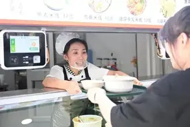 谁说毕业典礼的主角不能是食堂阿姨？图片