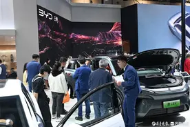齐鲁春季车展开启第二天购车潮，比亚迪展区试乘者络绎不绝图片