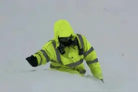 10小时转移50余人！海拔4000多米雪山上，警方在齐腰积雪中蹚出一条路图片