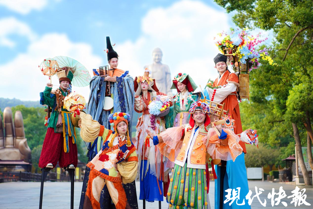 白日烟花秀、高跷巡游、炫彩派对……来无锡灵山过“彩色长假”