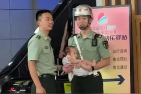 兵哥哥执勤时被宝妈塞了一个娃，“第一次见三军纠察的笑脸”图片