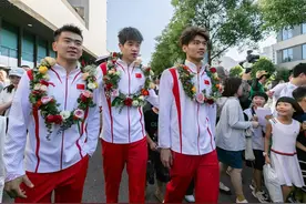 奥运冠军潘展乐、徐嘉余等回温州母校，直呼被热情包围图片