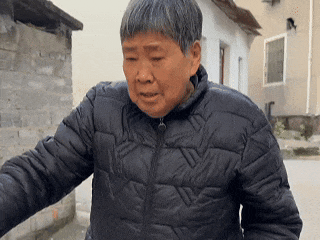 妈呀！浙江一村民家门口，惊现眼镜蛇！大妈吓出表情包