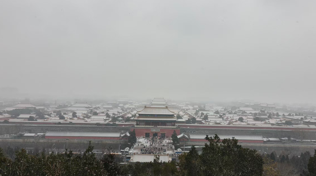 登景山，赏雪景！京城已是银装素裹
