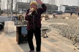 “头巾奶奶”：“我们村的‘网红’”图片