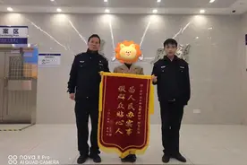 女子遗失价值6万元婚戒，民警5小时帮找回，监控发现放在大衣口袋下车时滑落图片