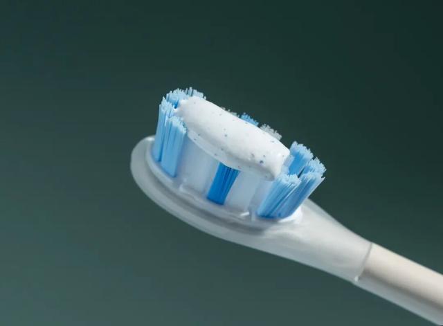 咖啡是白天喝的	，牙是夜里变黄的