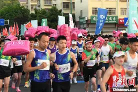 中外7000余名选手畅跑2025重庆荣昌半程马拉松图片