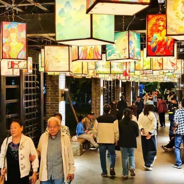 返程路上翻“朋友圈”，西城的快乐跳出屏幕