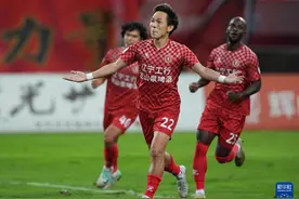 足球——中甲：辽宁铁人胜大连英博图片