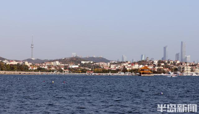 栈桥碧波载游人，天朗气清眺楼宇