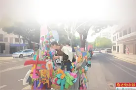 男子背2岁娃摆摊 网友隔空“买买买”图片