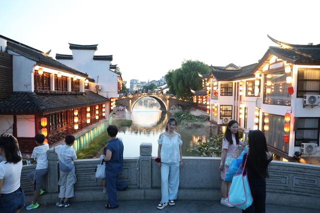 场面｜申城持续高温，夜游古镇觅清凉