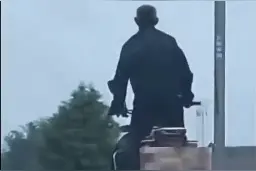 69岁大爷站着骑报废摩托在村道狂飙，网友评论炸了！四川警方通报图片