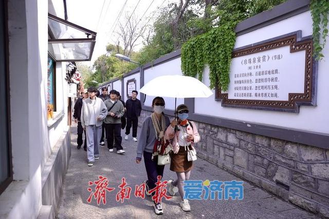 一年四季 泉在济南丨西更道街春意浓 游客漫步石板路打卡老巷