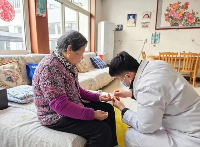 “你扶住了，我抓着你呢！”急救医生于鸿庆的最后时刻：冷静指挥同事自救，最后一个下车