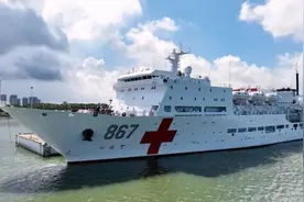 解缆起航！我国第2艘万吨级医院船赴南海岛礁图片