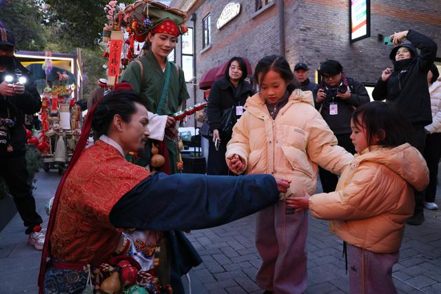 脱口秀演员Norah、71有了新身份！百年弄堂亮灯开启“乐游虹口中国年”