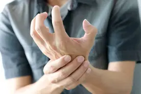 经常手脚发麻，当心中风、脑梗找上门！别以为是小毛病，给身体埋下“不定时炸弹”图片