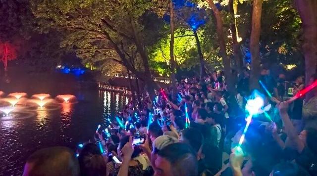 家门口乐享夜游盛宴！千山奇妙夜受鞍山市民热捧