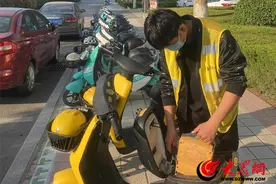 庆佳节享绿色文明出行 菏泽城管加大共享电单车服务力度图片