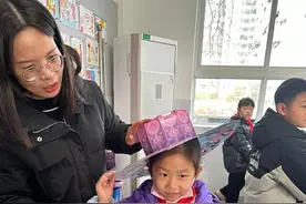 小学生科学课上自制帽子，把“服育”文化渗入校园图片