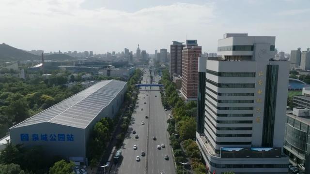 后来我走过了很多路，再没见过经十路那样的路