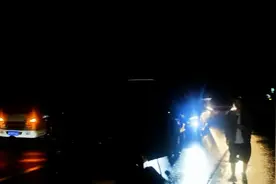 柞水桥梁坍塌事故亲历者：距断桥约20米处被路过司机拦停视频封面