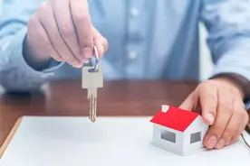 城势｜新一轮房产新政触发“抢人潮”：有城市买1套房可全家落户图片