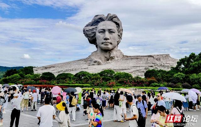 高清湖南丨夏日橘子洲：湘江碧波映红颜，游人如织话风情