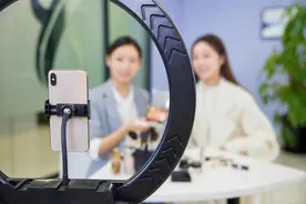 蓝媒热评丨1/100的网络主播 100%的社会责任图片