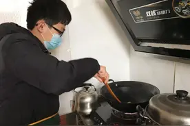 一个炒菜的习惯会让反式脂肪飙升，心脑血管很受伤！图片