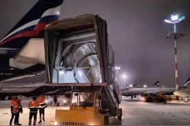 驾驶舱窗户出现裂痕 航班紧急返航；客机遭客梯车撞击 左尾翼受损图片