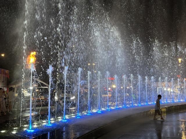 从水岸到露台，从广场到小巷，上海之夏“夜”态万千