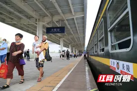 醴茶铁路客运列车加挂车厢图片