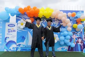 男生骗70岁父亲参加毕业典礼：父亲从未出过远门，为让父亲安心游玩隐瞒实际开销图片