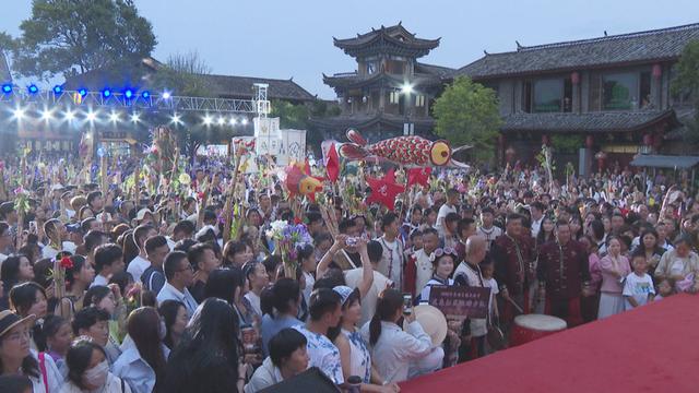 火光照亮茶马古道 市民游客齐聚束河共庆火把节