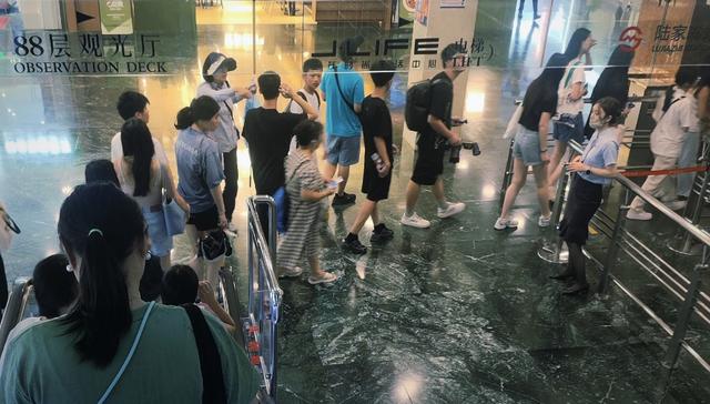 巴黎少年探访上海：一座来了就想“二刷”的未来之城