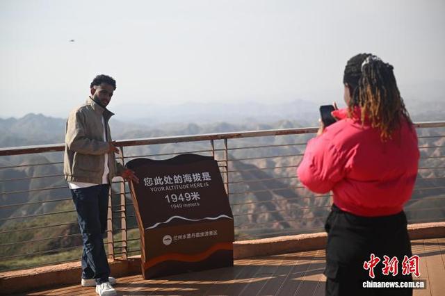 海外华媒走进兰州水墨丹霞：感受1.5亿年前的浪漫奇观