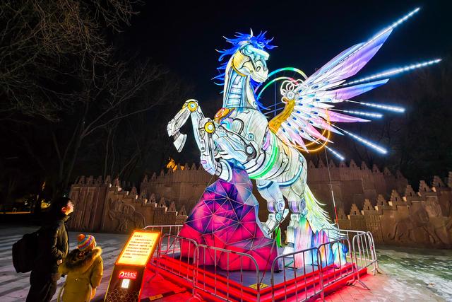 京彩新春彩灯嘉年华亮灯，百余灯组璀璨绽放世界公园