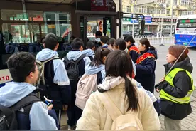 青岛故事丨从学工点直达校门口！公交定制专车解决400名学生出行难图片