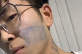 男子输游戏被盖猪肉印章两天洗不掉，业内人士：去求助化学老师图片