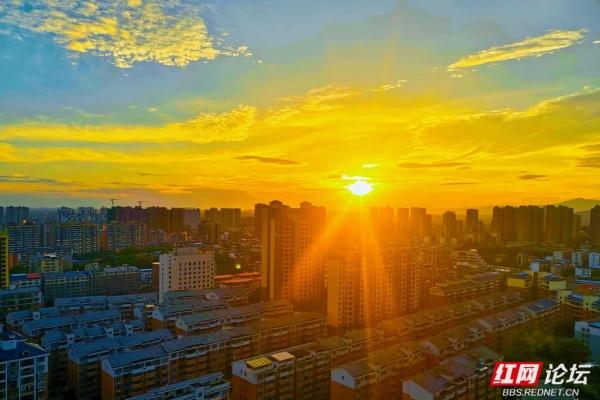 高清湖南丨当阳光漫过街巷，这座城就不一样了